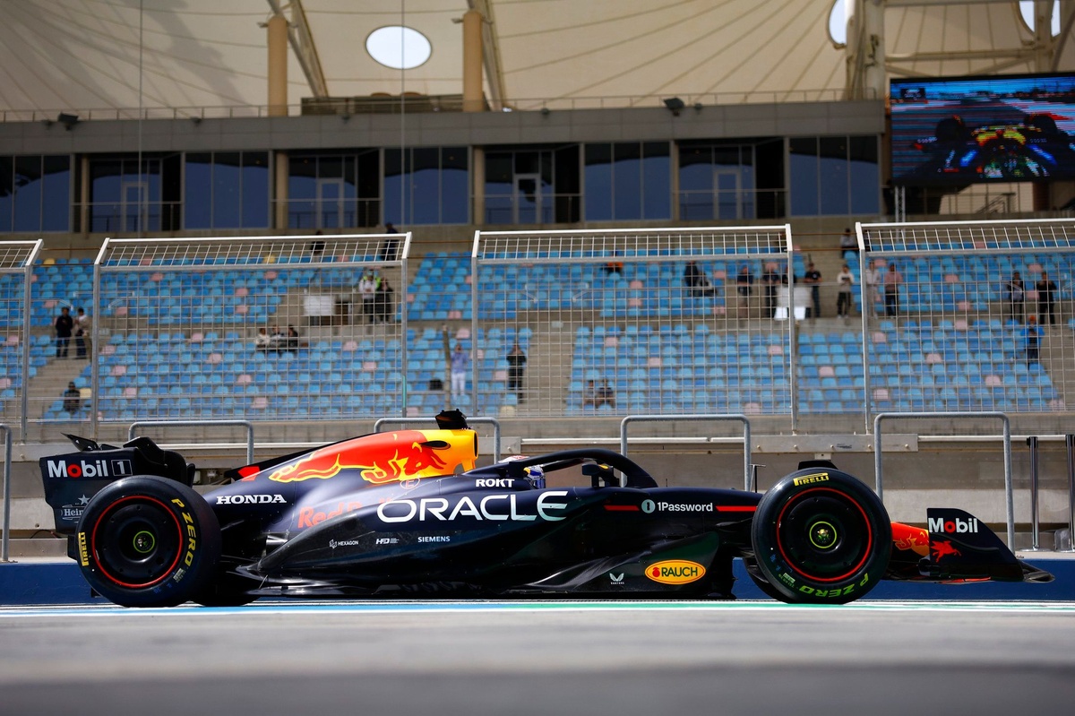 the-real-story-behind-verstappen-showing-middle-finger-in-bahrain-f1-test