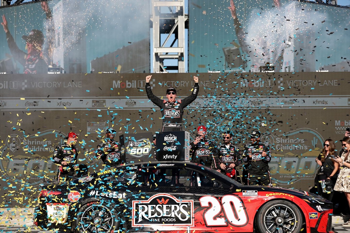 bell-earns-third-straight-nascar-cup-win,-beating-hamlin-by-just-0.049s